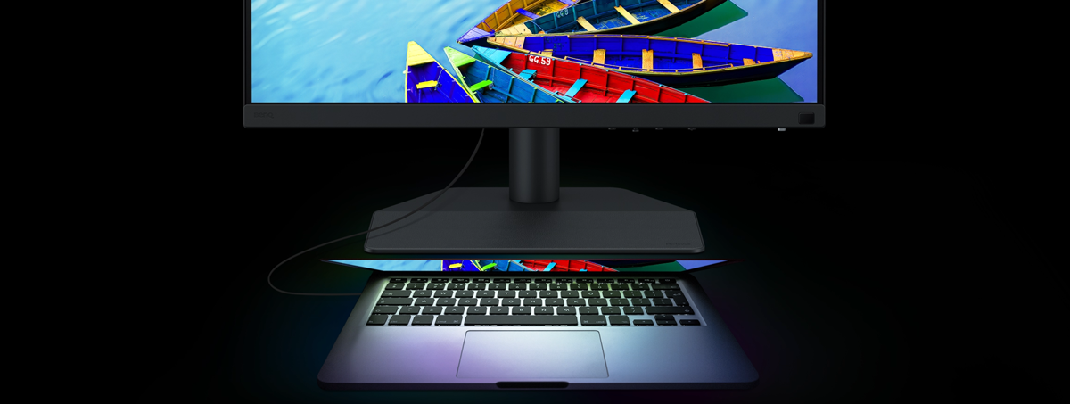macbook connected to the benq monitor