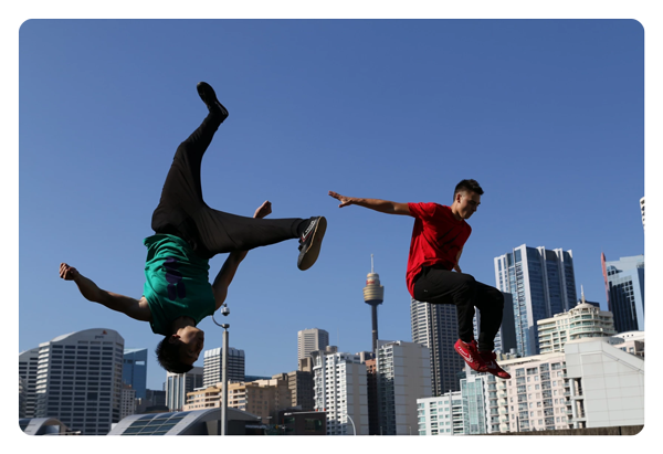 sample image of free runners in a city taken with the canon lens
