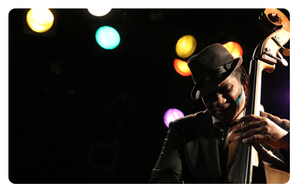 lowlight sample image of a jazz musican taken with the canon ef 24 lens