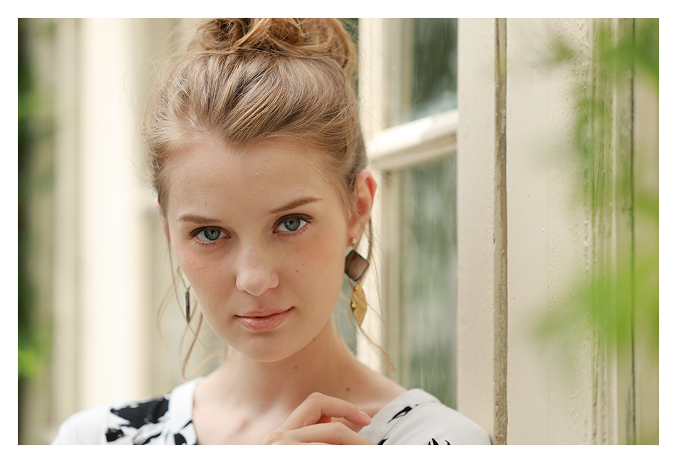 sample portrait of a woman taken on the canon 70 200 lens