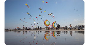 kites over water taken with the canon 35mm lens