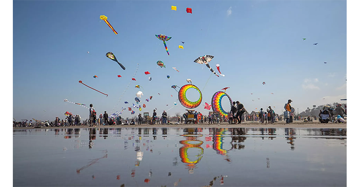 sample image of kites flying over water taken with the canon 35mm lens