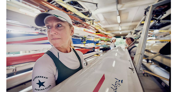 sample image of people carrying a rowing boat taken with the canon 35mm lens