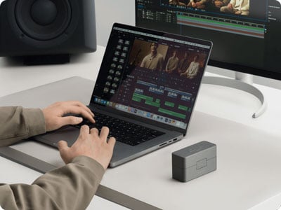 someone editing a timecode recording from the dji mic 3