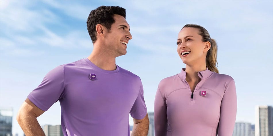two joggers chatting using the dji mic mini 2 with purple covers