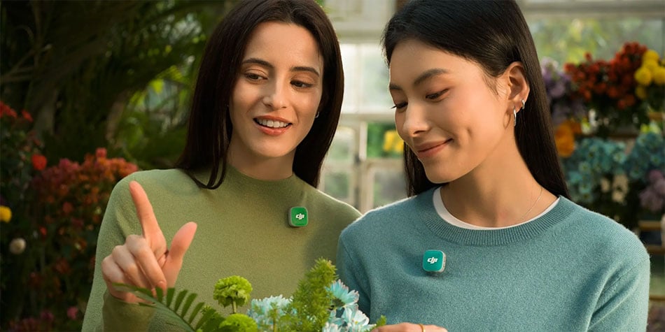 two people chatting in agreen house using the dji mic mini 2 with green covers