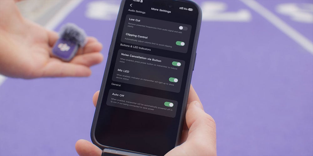 someone turning on the auto off setting for the dji mic mini 2 ona smartphone