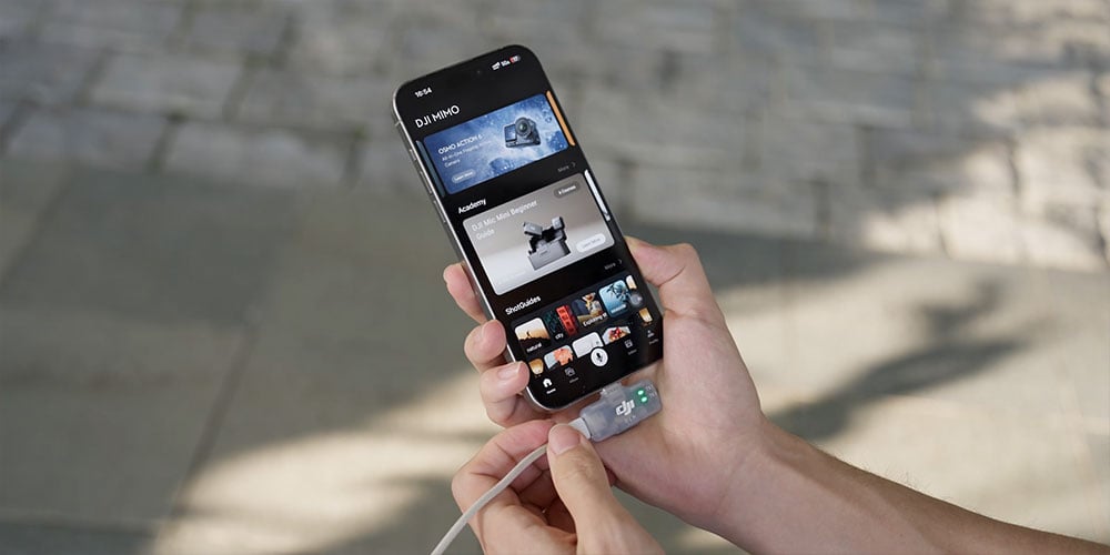 somone charging a smartphone through the mic mini 2 mobile reciever