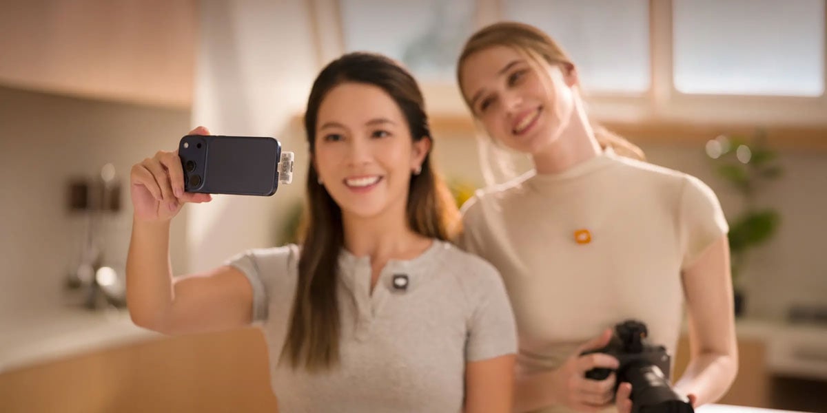 two women filming using the dji mic mini 2s with a smartphone
