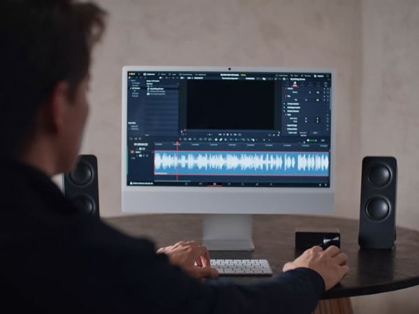 someone looking at the internal float recording from mic mini 2s on a monitor