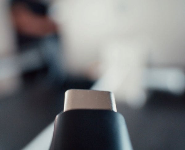 usb-c cable about to be connected to the dji mic mini 2s