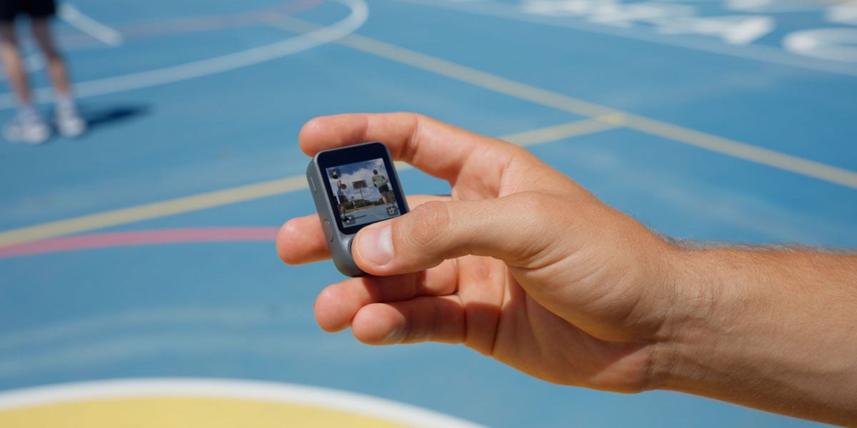 someone controlling the osmo mobile 8p using the Multifunctional module 2