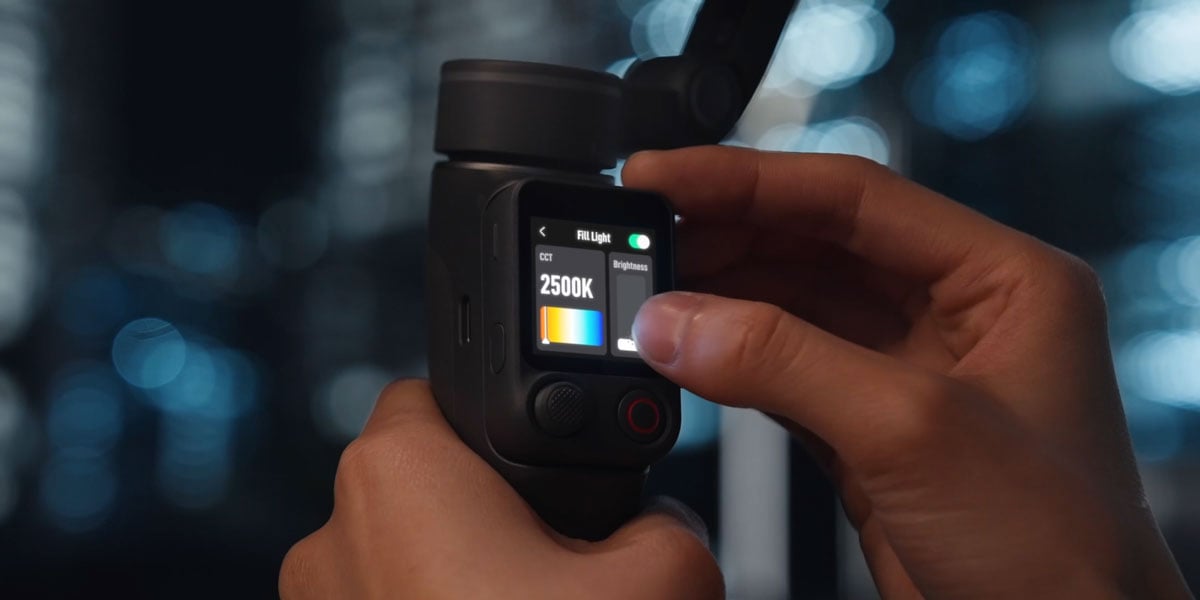 somone adjusting the colour temperatureof the fill using the Multifunctional module 2 attached to the osmo mobile 8p