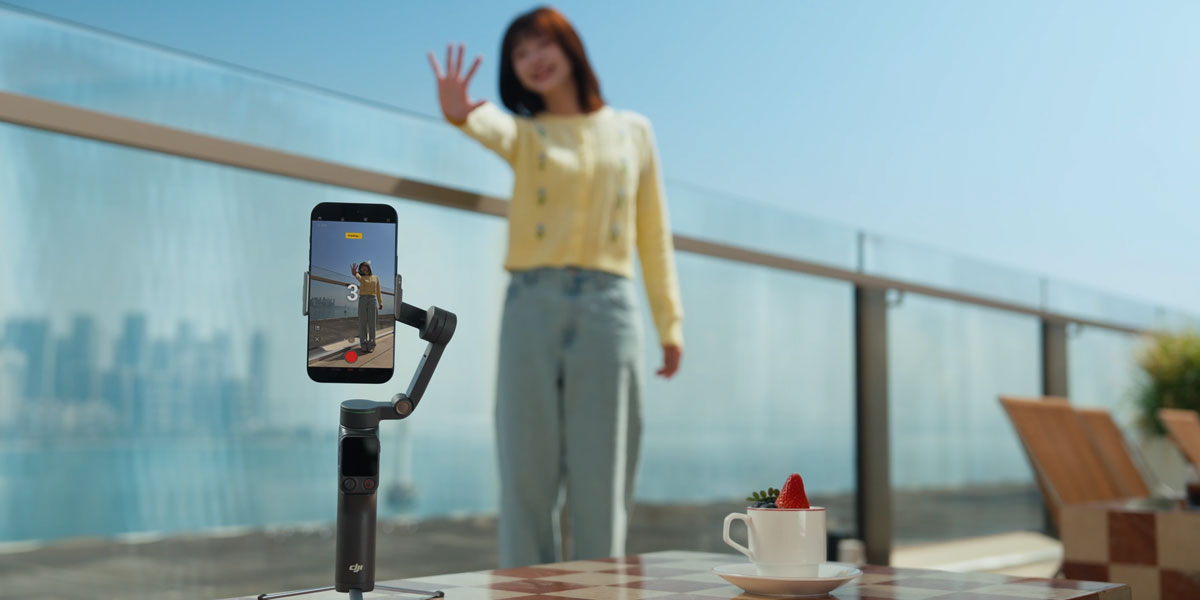 somone gesturing to the dji osmo mobile 8p to start recording