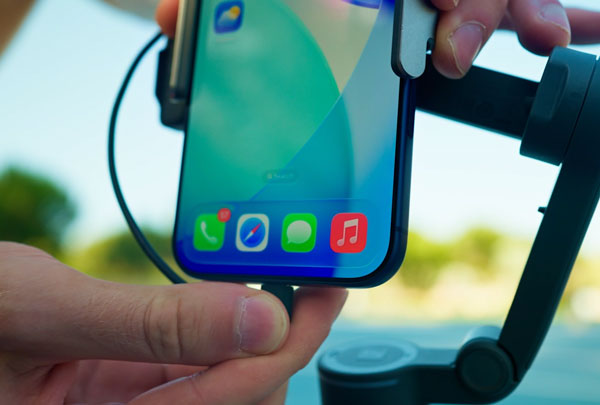 a phone being pulled into the osmo mobile 8p via usb-c