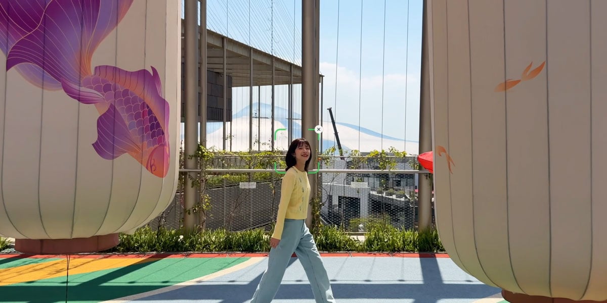example image of the osmo mobile 8p tracking a woman walking between paper lanterns
