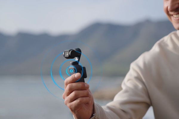 somone holding the dji osmo pocket 4 with it recording spatial audio