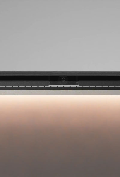 close up of the eglato key light showing the top edge