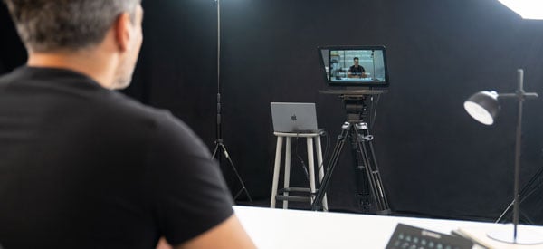 someone using the elgato teleprompter on set