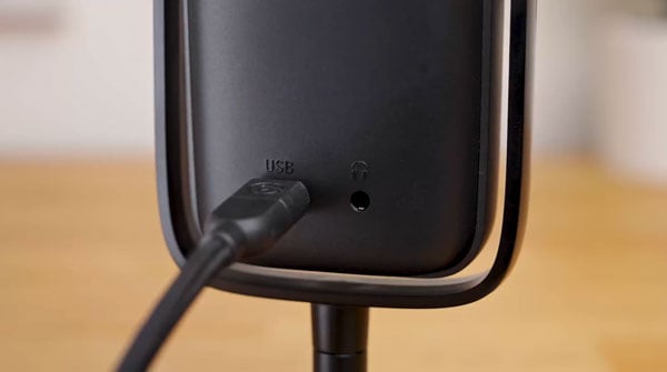 close up a usb plugged into the wave:3