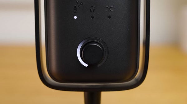 close up fo the mics auto gain indicator