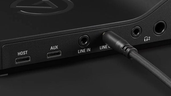 close up of the wave xlr line output
