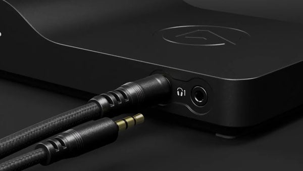 close up of the wave xlr headphone output