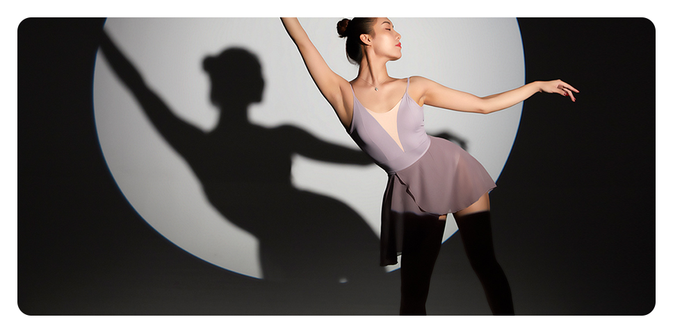 dancer with circle spotlight shining on her using light cut with the godox attachment kit