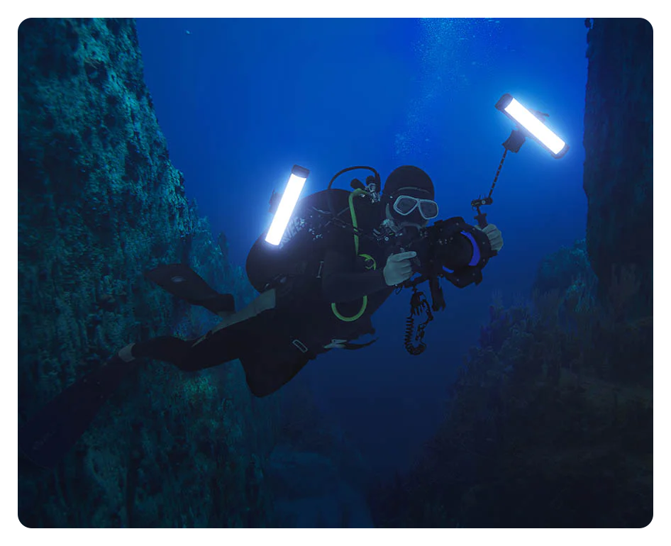 a diver using godox WT60R waterproof led lights