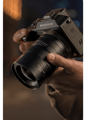 image of photographer holding Hasselblad X2d with XCD 2,5/25V lens