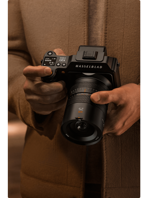 image of photographer holding Hasselblad X2d with XCD 2,5/25V lens 