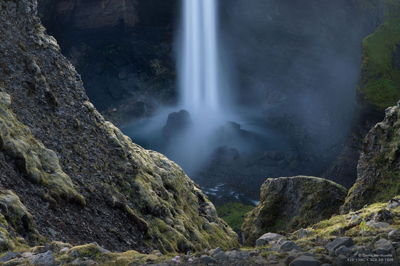 Hasselblad XCD 2.8-4/35-100E Sample photograph of icelandic waterfall with black sand outcrop