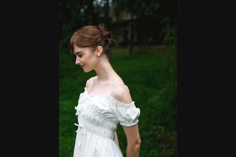 XCD 2.8-4/35-100E Sample image of female model standing in green field