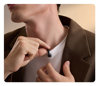 someone attaching the hollyland wireless microphone to their collar