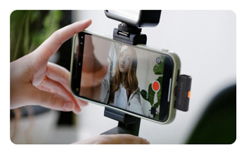 someone recording on a smartphone using the hollyland wireless microphone