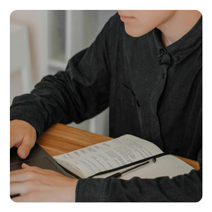 hollyland wireless microphone being used by an online teacher
