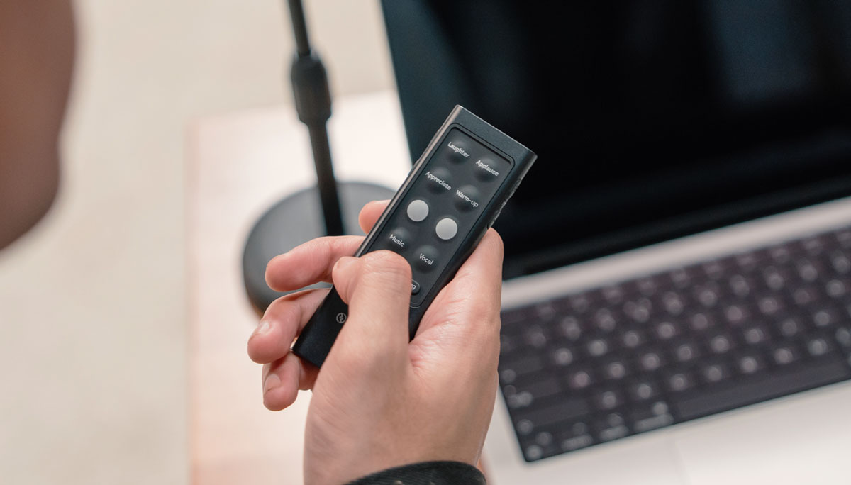 somone holding the remote for the hollyland melo p1