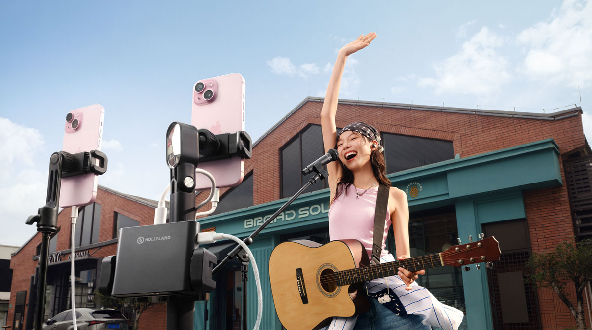 hollyland melo p1 being used connected to two smartphones while recording a musican with a guitar