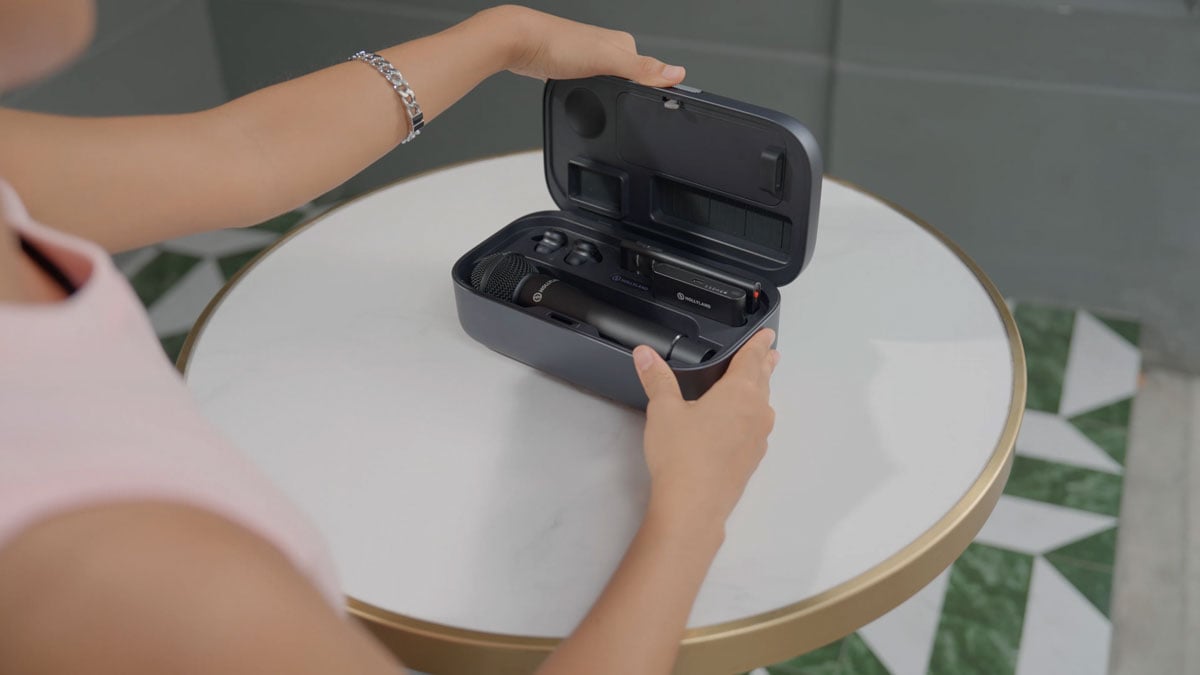 a woman setting up the melo p1 in a coffee shop