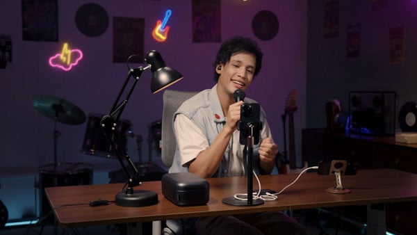live streamer sat a desk using the hollyland melo p1