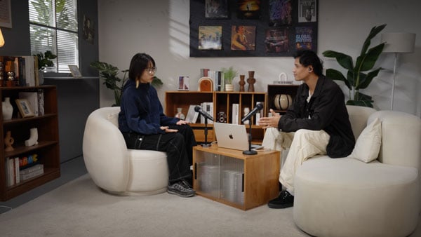 melo p1 in use while filming a podcast