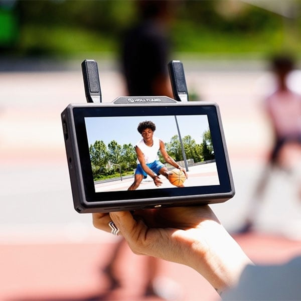 hollyland wireless monitor being used while filming a basketball player