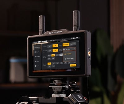 hollyland wireless monitor attached to a camera and displaying settings