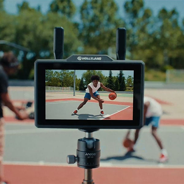 hollyland wireless monitor being used while filming a basketball player