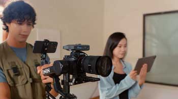 Videographer using Sony Camera on gimbal with Hollyland Vcore