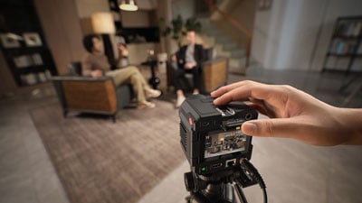 somone recording using the hollyland live streaming camera