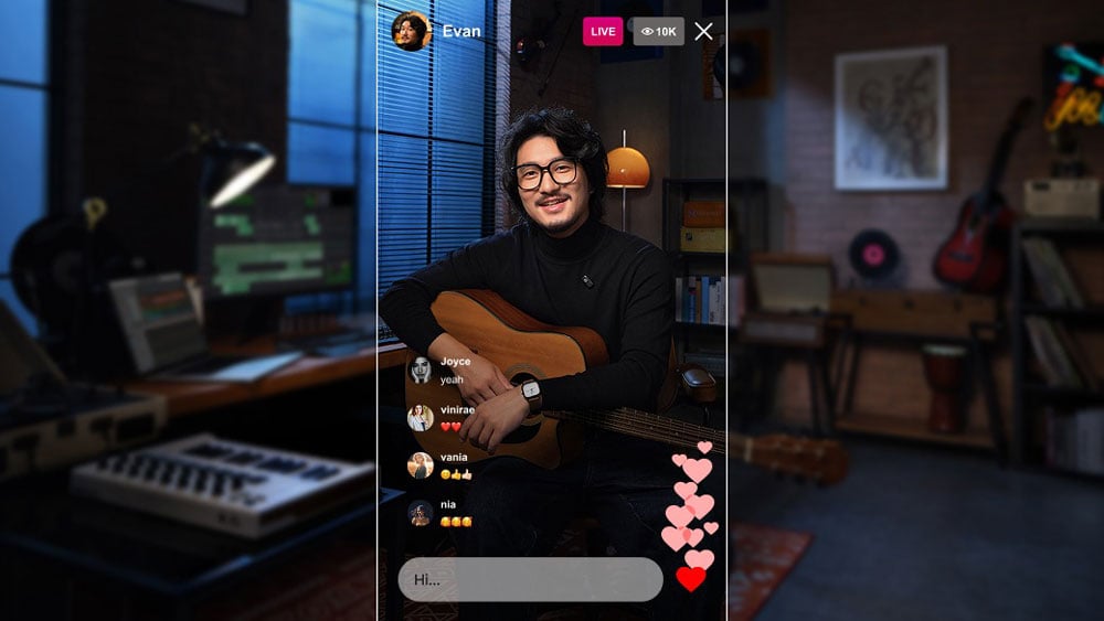 musician live streaming using the hollyland live streaming camera