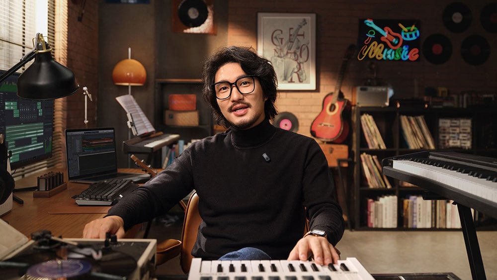 sample image of a musician using the hollyland live streaming camera