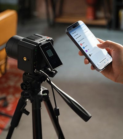 someone connecting to the hollyland live streaming camera using a mobile app