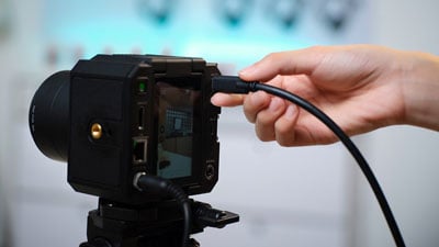 cable connected to the back of the hollyland live streaming camera